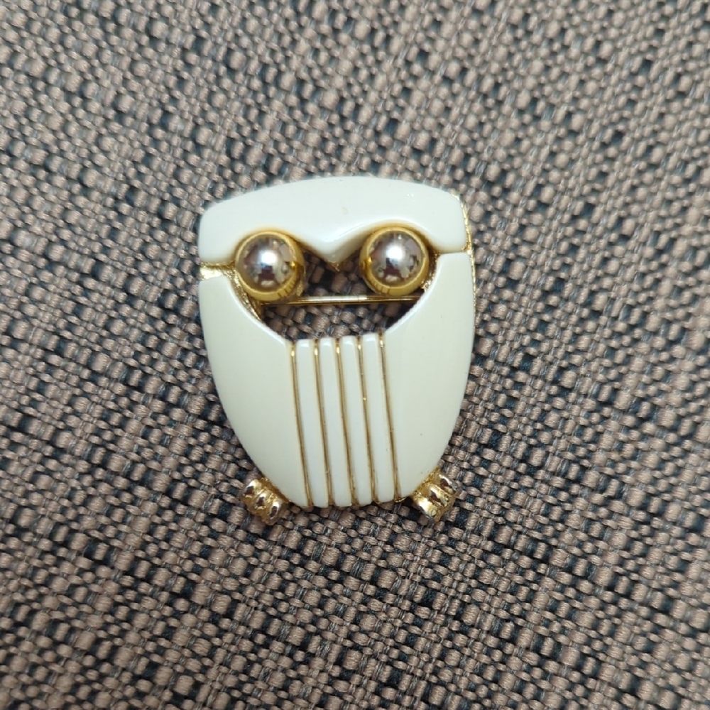 Vintage Owl Brooch in Cream and Gold